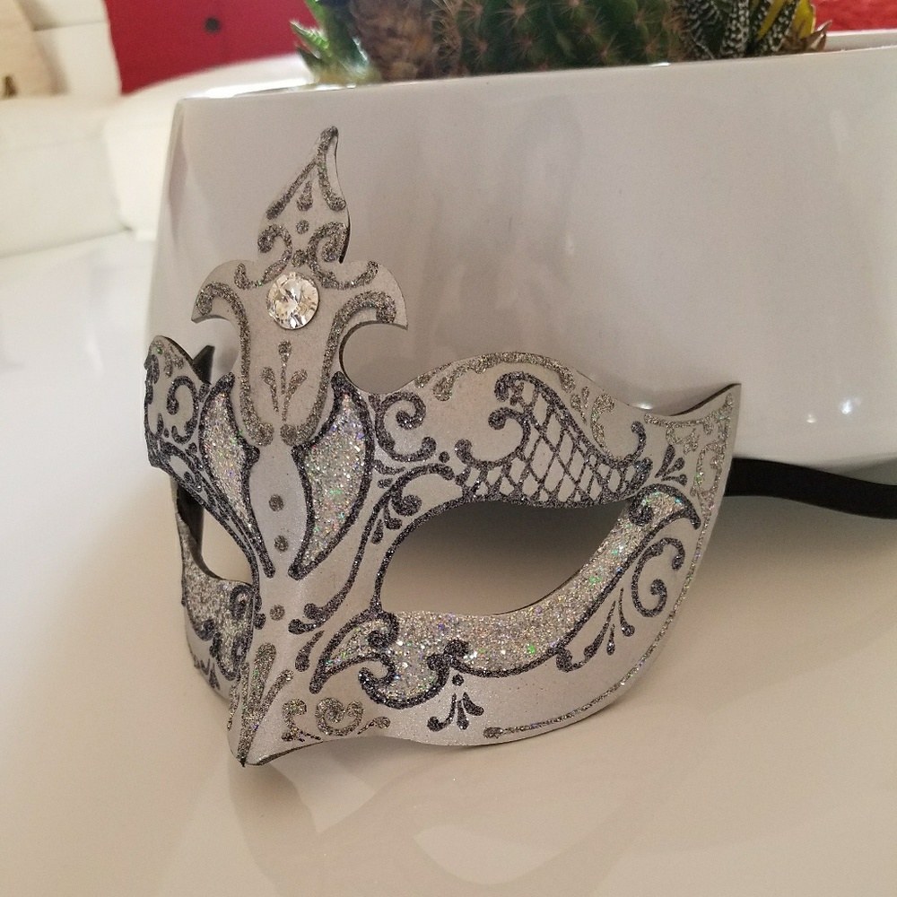 Masquerade Mask 🎭Italy - Picture 2 of 5